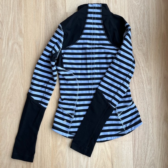 Lululemon Define jacket - like new condition (size 4) - Picture 2 of 3